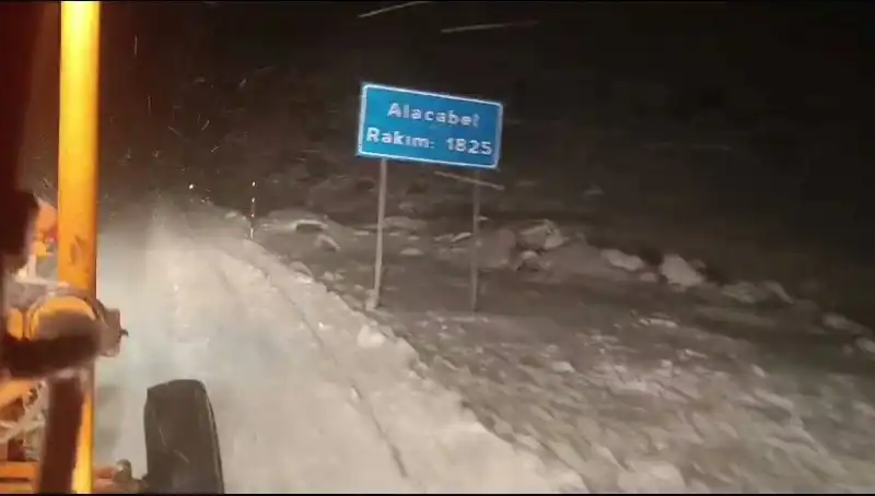 Antalya'da Beklenmedik Kar Sürprizi: Hem Şaşırttı Hem Sevindirdi