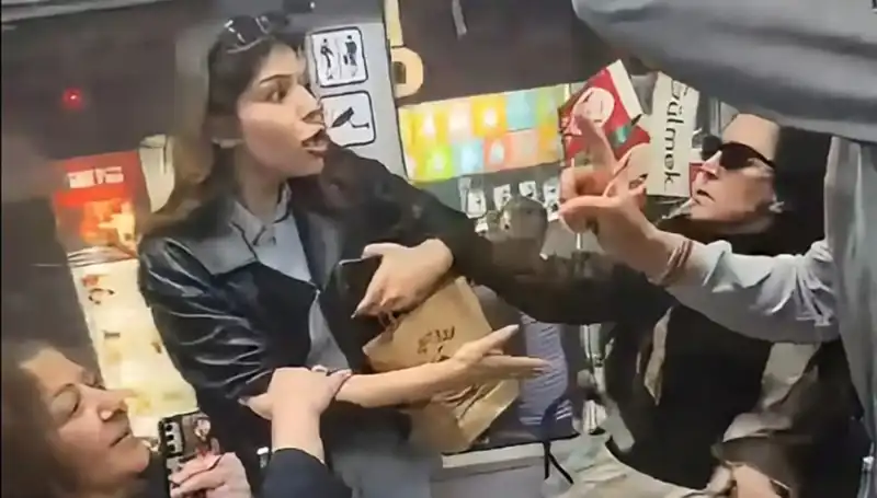 Tramvayda Kadınlar Arasında Tekmeli ve Küfürlü Yer Kavgası Gündem Oldu