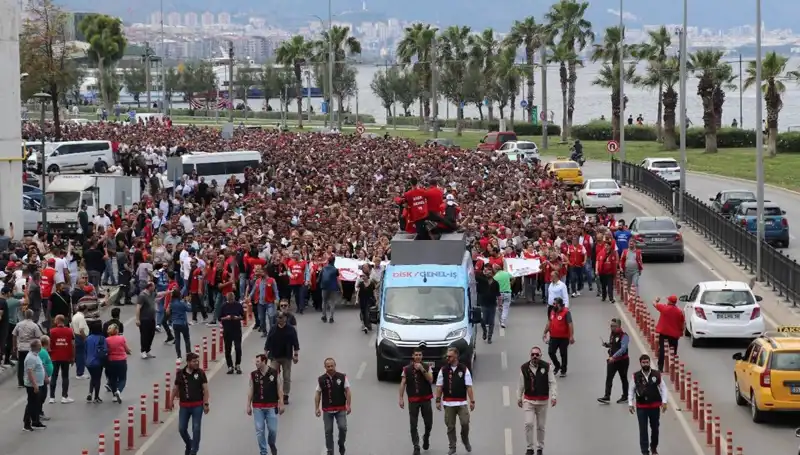 İzmir'de Grev Heyecanı Dördüncü Günde Tırmanıyor: İşçiler Mücadele İçin Bir Araya Geldi