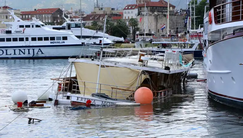 Hırvatistan'da Şiddetli Fırtına: Feribotun Çarptığı Gemi Battı, Can Kaybı Var mı?